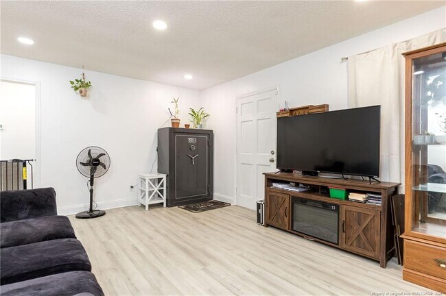 Building Photo - 3230 Periwinkle Dr