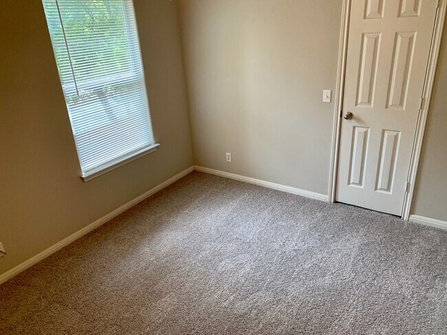 Building Photo - Lovely 3 bedroom, 2.5 bathroom Duplex in A...