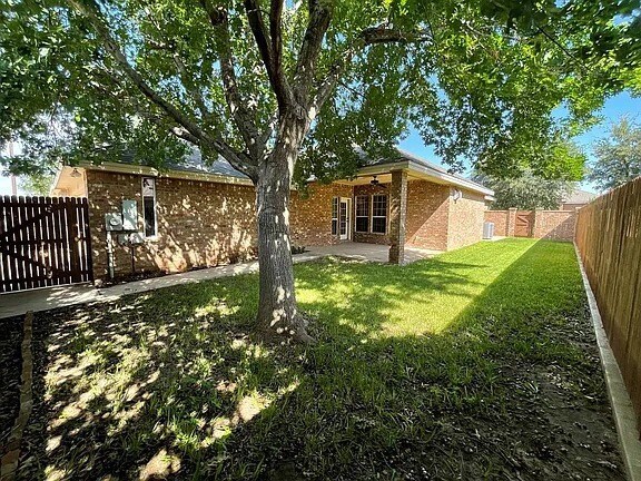 Building Photo - Comfy 3 bd/2 bth home in quiet neighborhood. Walk to the grocery store. 10 minutes to downtown. A...