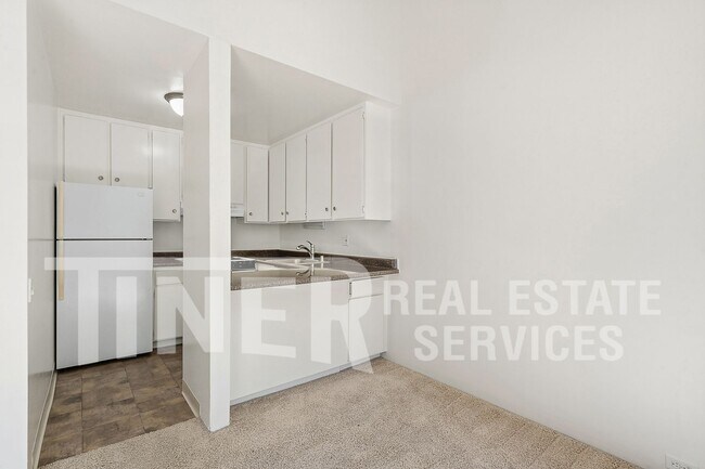 Building Photo - 730 Woodside Ln E