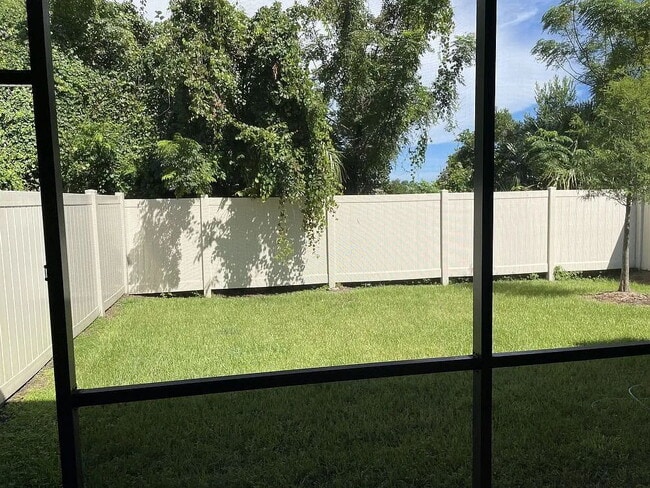 Building Photo - 3 bedroom, 2 bath villa in Land O' Lakes!