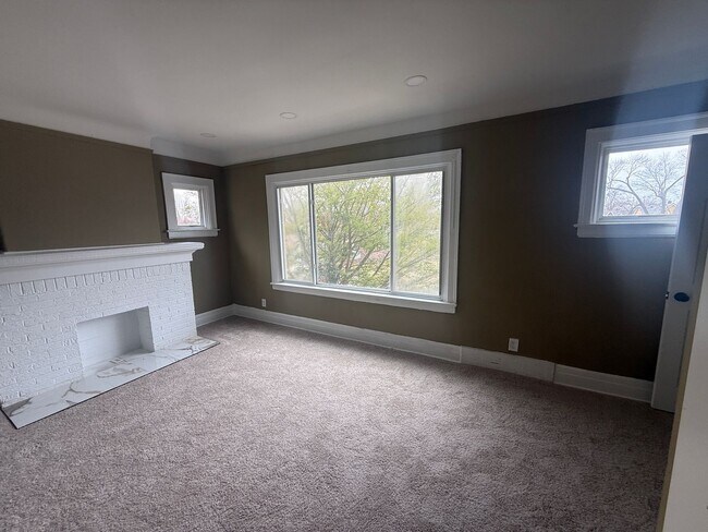 Building Photo - 15512 Mendota St