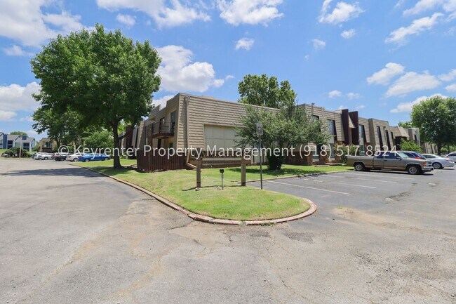 Building Photo - 2 Bed | 1 Bath Condo in Central Tulsa!