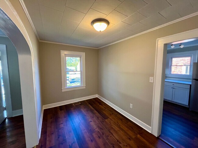 Building Photo - Two bedroom, 1 bath house in Burlington
