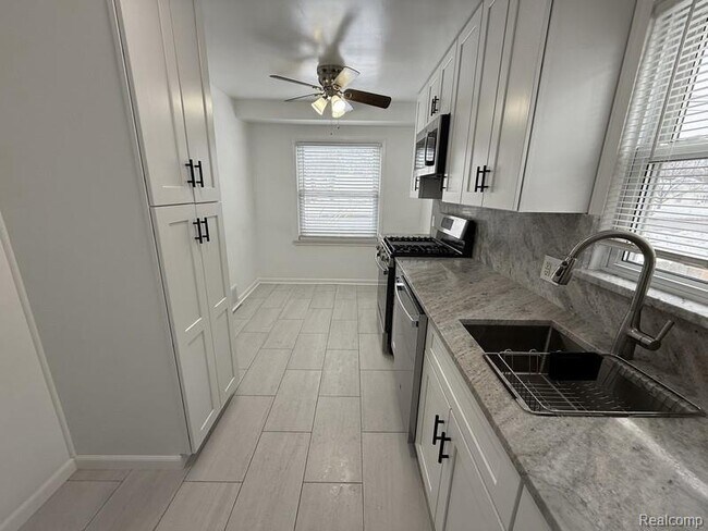 Building Photo - 1465 E 14 Mile Rd