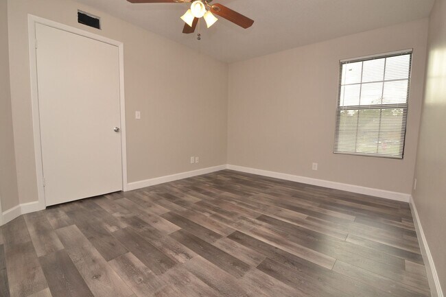 Building Photo - 1/1 Condo in Altamonte Springs ~ Gated Lakefront Community ~ LVP Flooring & Updated Kitchen/Bath!
