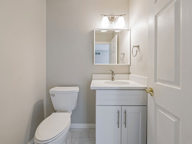 Building Photo - Fully Upgraded 3-Bed Farmington Hills Home!