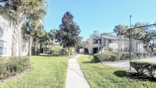 Building Photo - Beautiful Remodeled Winter Park 2/2 Condo for Rent in Front of Full Sail.