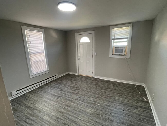 Building Photo - 1 Bedroom House