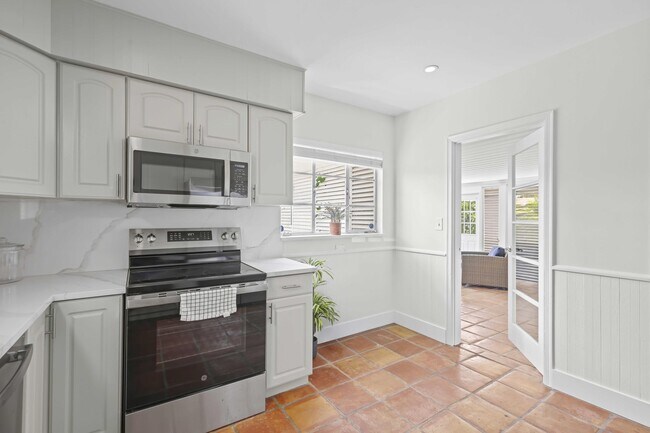 Building Photo - 1714 N Palmway