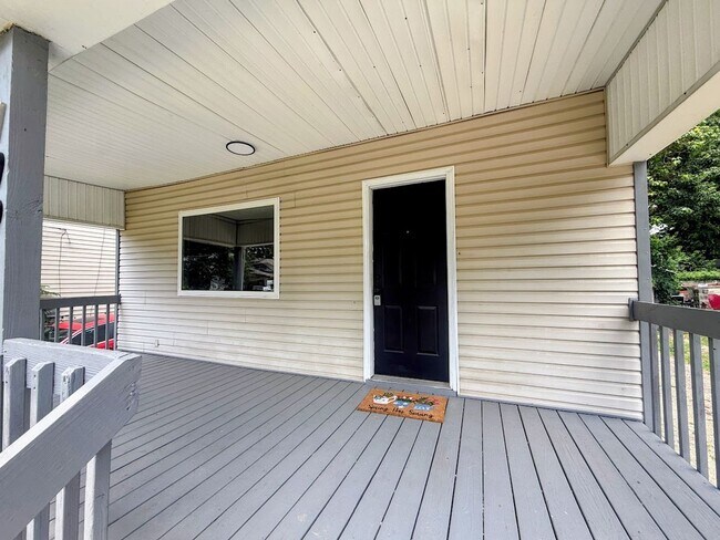 Building Photo - Three bedroom one bathroom single-family home for rent