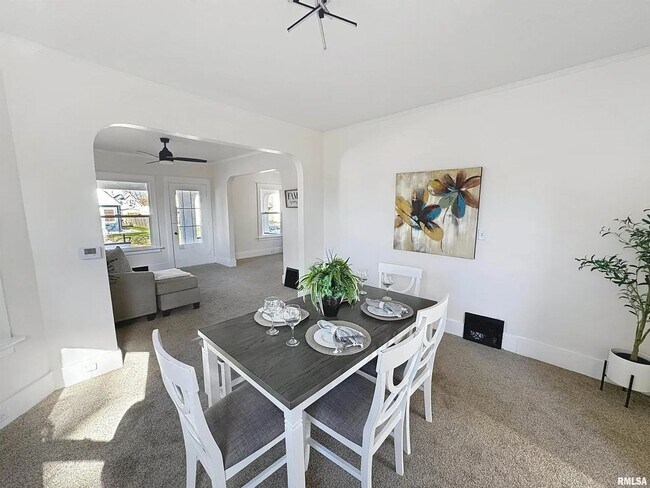 Building Photo - 3 Bedroom Rental in Moline