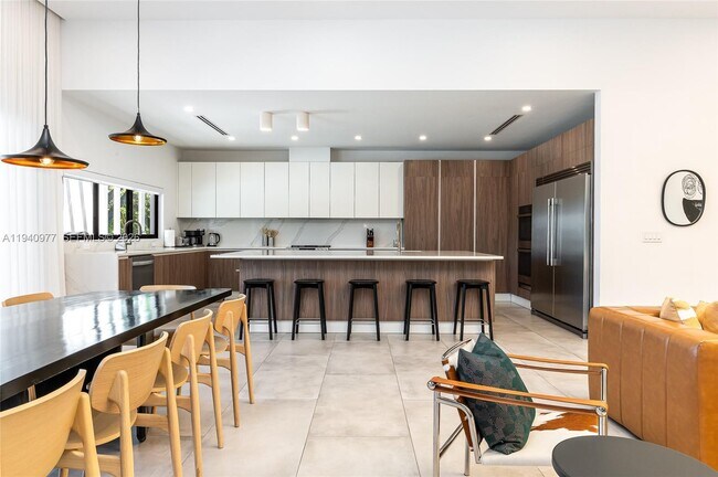 Building Photo - 2560 NE 199th St