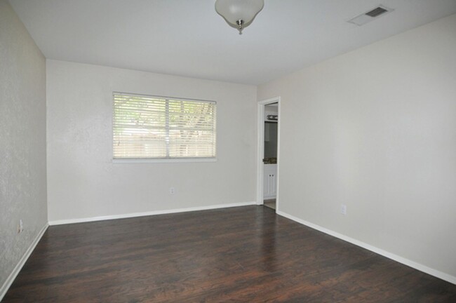 Building Photo - Spacious 3-2-2 home in Hurst!