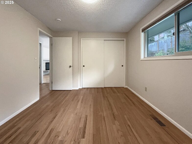 Building Photo - 1690 SW Woodland Terrace