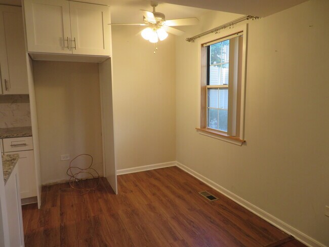 Building Photo - 457 N Cambridge Dr