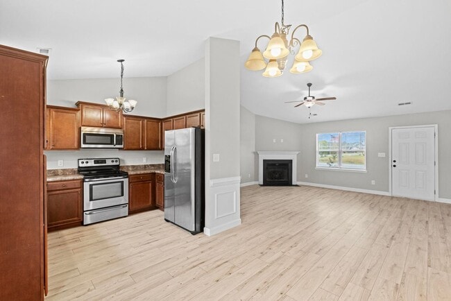 Building Photo - Bridgeport Home with Community Pool!