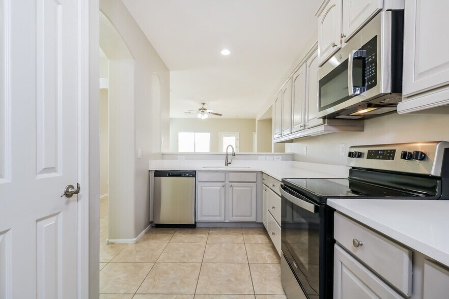 Building Photo - 17043 W Zuni St