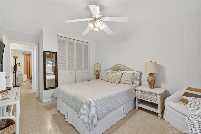 Building Photo - 262 SE Monterey Ave