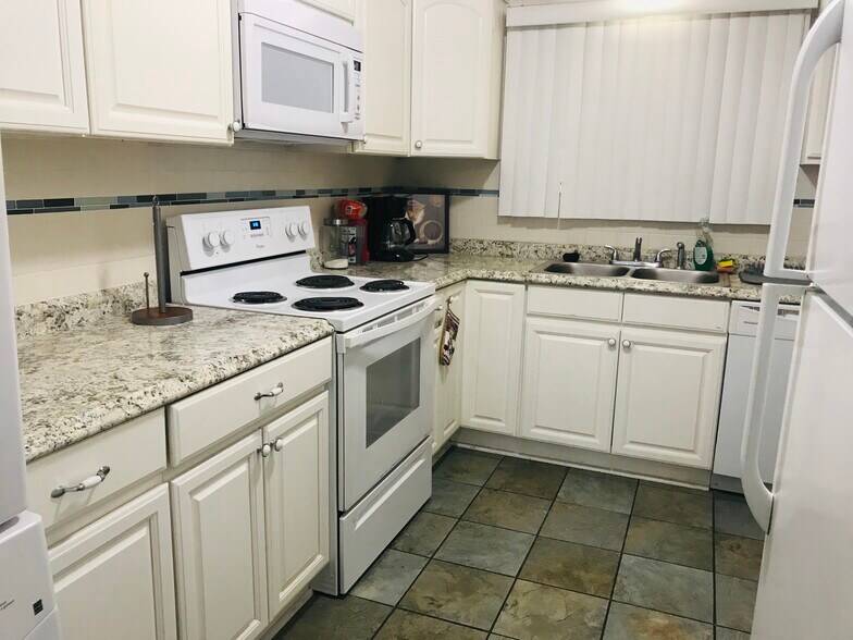 Building Photo - 324 E Spruce Ave