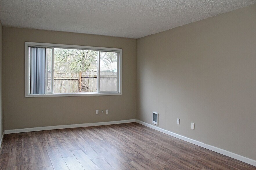 Building Photo - 4609-4609 NE Killingsworth St