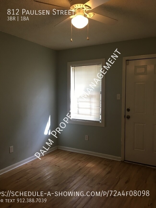 Building Photo - 3 Bed/1 Bath Apartment For Rent