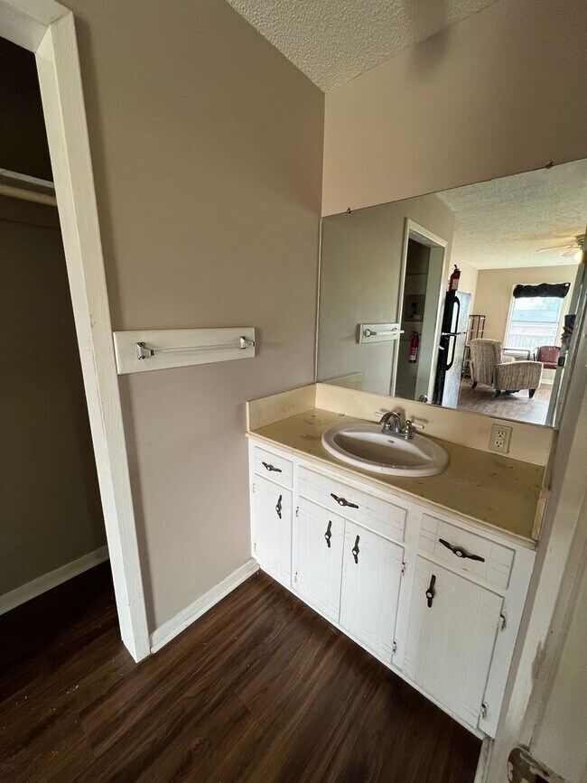 Building Photo - Efficiency Apartment Located in Sulphur