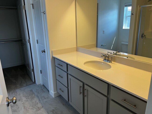 Building Photo - GET $500 OFF THE FIRST MONTHS RENT!!!!