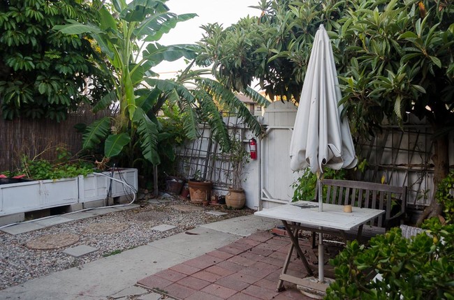 Communal patio - 4417 S Centinela Ave