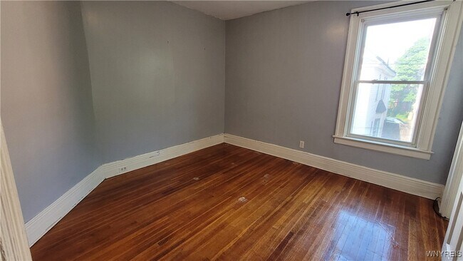 Primary Photo - 558 Breckenridge St