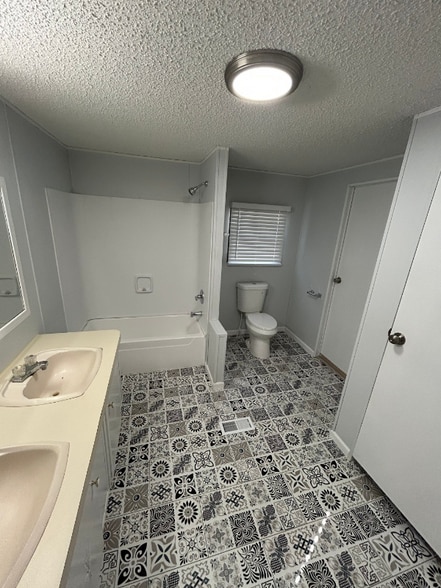 Building Photo - 2071 Deborah Ln