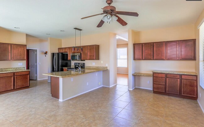 Building Photo - Three bed and two /half bath North Phoenix