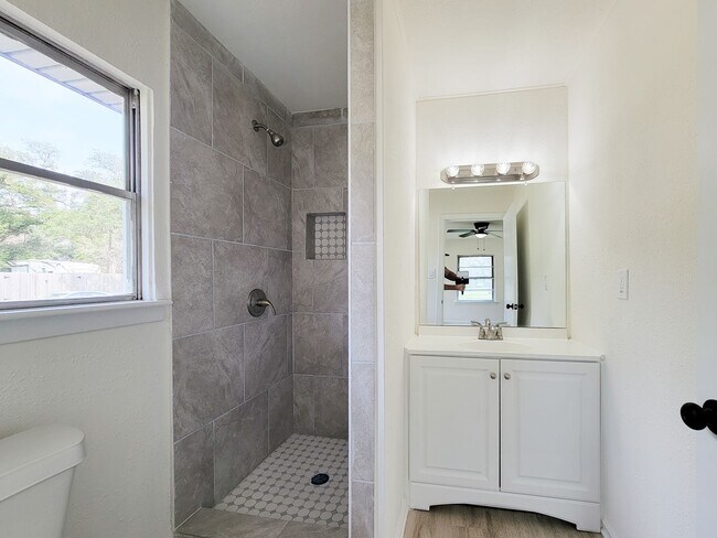 Building Photo - This beautifully remodeled 3-bedroom, 2-bathroom home in the heart of Lake Jackson, Texas, offers...