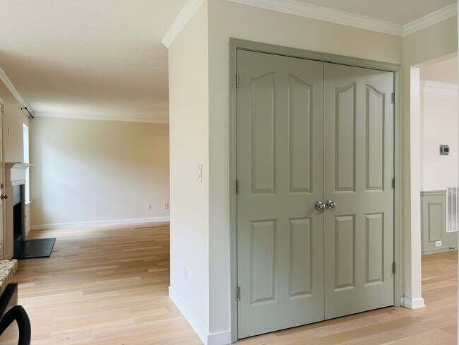 Building Photo - Beautiful 4 bedroom, 2.5 bathroom home in ...