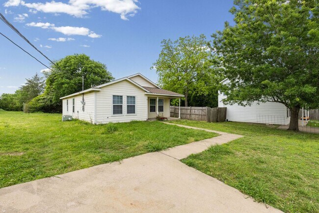 Building Photo - 1412 Hemphill St