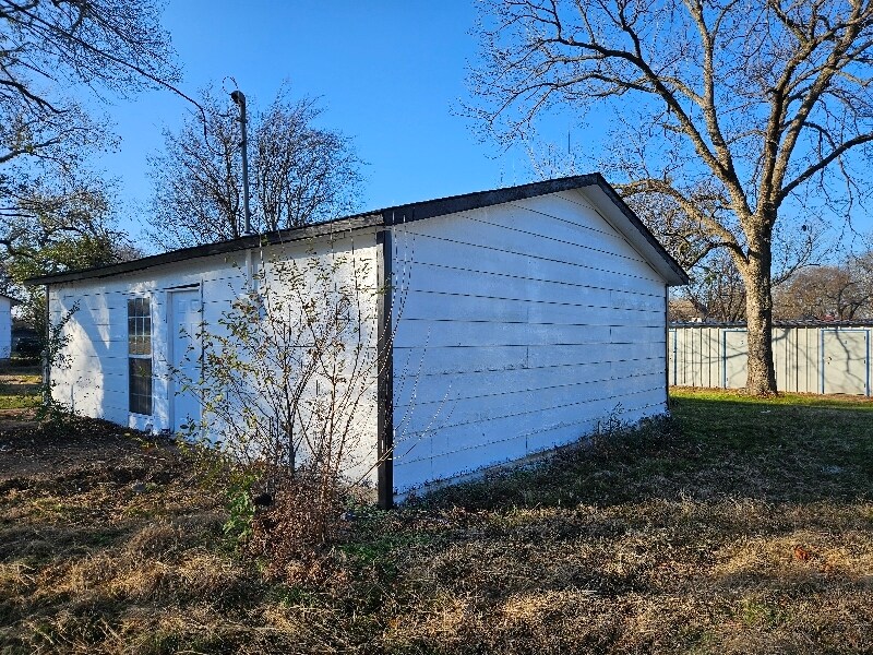 Building Photo - 715 E Church St