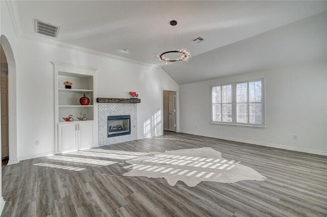 Building Photo - Absolutely Adorable, 2 bed, 2 bath, 2 car + study