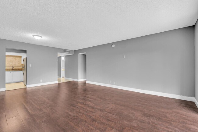 Building Photo - 5961 N Falls Circle Dr
