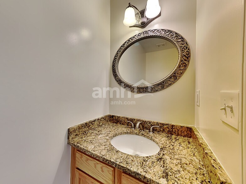 Building Photo - 516 Holiday Dr