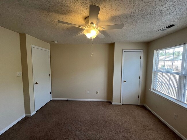 Building Photo - End Unit Townhouse, 3 Bed, 3 Bath