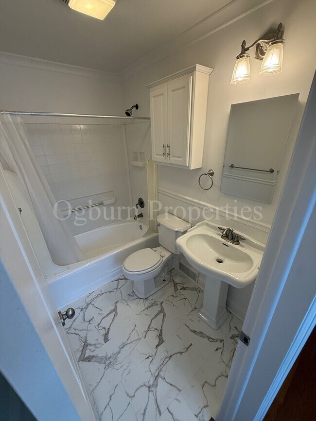 Building Photo - 120 Crafton St