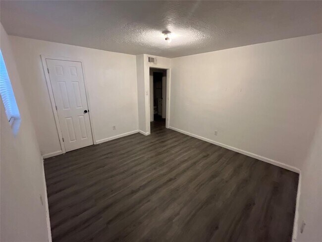 Building Photo - 640 E Pipkin St