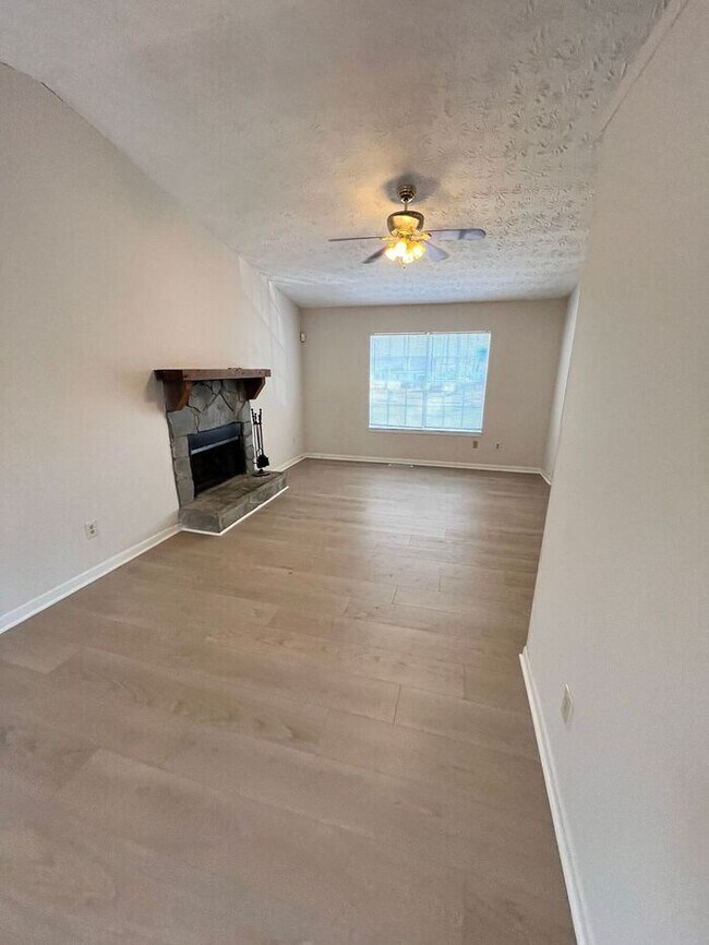 Building Photo - Hard to find and easy to love—this spacious Sugar Hill home won’t last long!