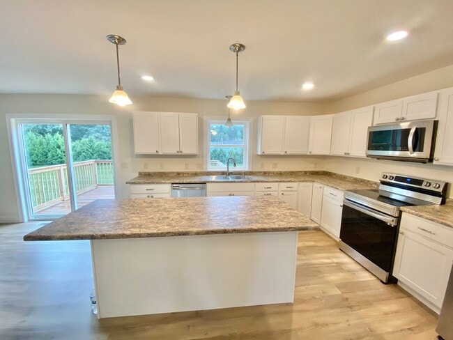 Building Photo - 3 Bedroom Townhouse Essex Junction VT Avai...