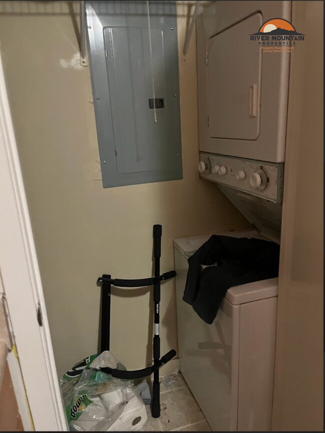 Building Photo - Updated Apartment Near Downtown – Prime Location!