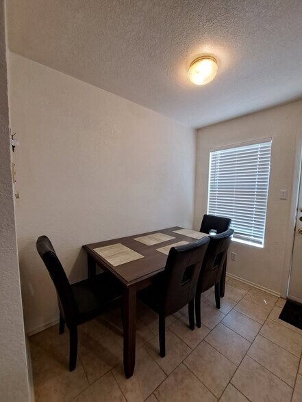 Building Photo - 1112 Leslie Cir