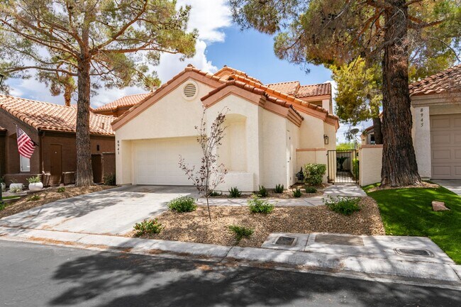 Building Photo - 3 Bedroom, 2.5 Bath Golf Course Home in Guard-Gated Canyon Gate