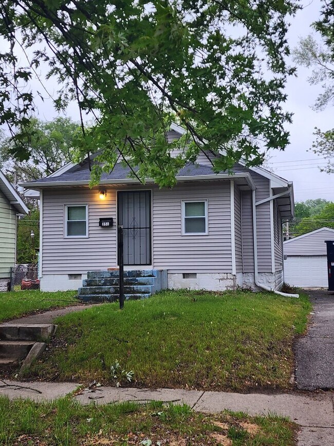 Building Photo - Large 2 Bedroom Home With Garage Section 8 not accepted