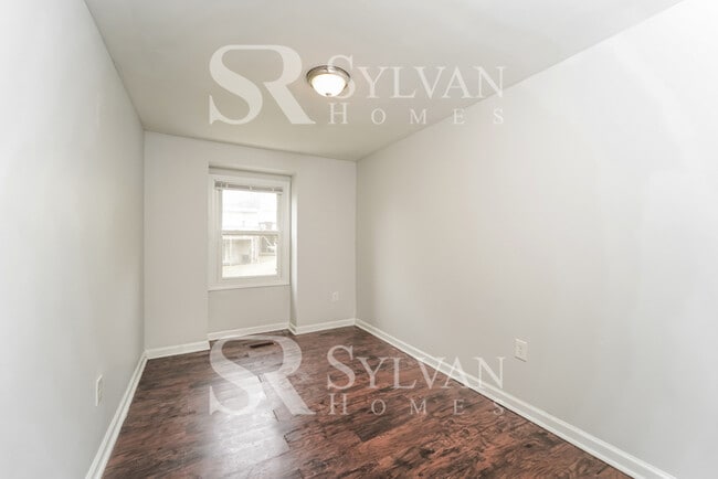 Building Photo - This highly desirable 4 bedroom, 2 bathroom home is ready for your personal touch!