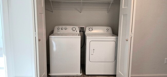Building Photo - 3 Bedroom 2.5 Bathroom Available in Elizab...